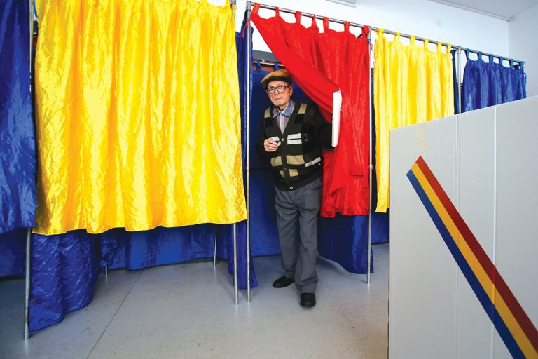 În tranșeele alegerilor se dau bătălii asemănătoare. Publicul diferă