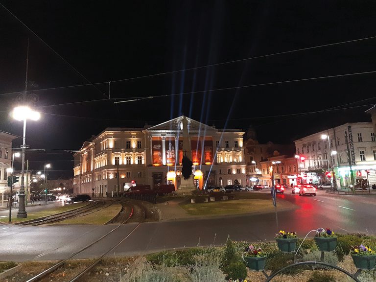 Grafică, picturi, sculpturi, palate şi pieţe arădene by night…