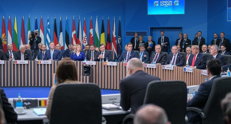 Trump: Huawei reprezintă o amenințare la adresa securității NATO