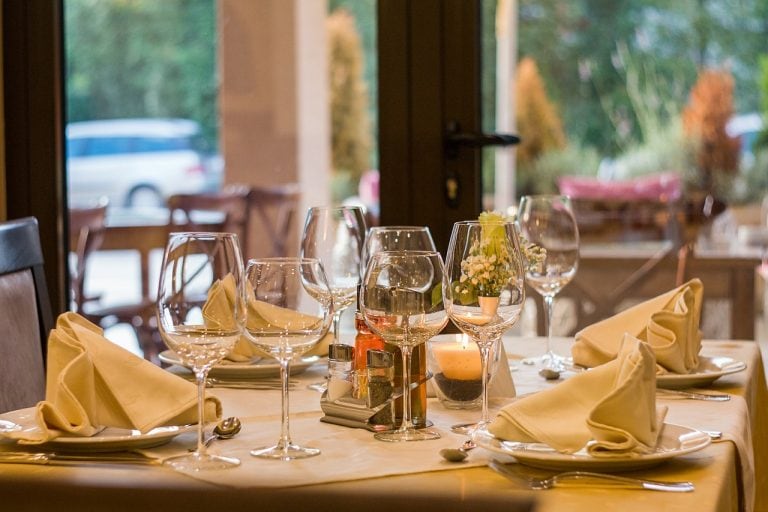 Premierul Franței anunță închiderea barurilor, restaurantelor și magazinelor neesențiale Premierul Franței anunță închiderea barurilor, restaurantelor și magazinelor neesențiale