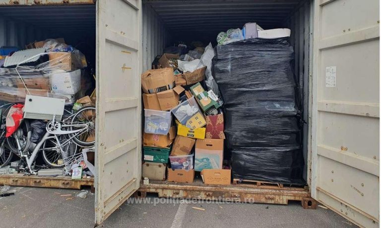 FOTO & VIDEO| Containere cu gunoaie, aduse la Constanța cu vaporul din Marea Britanie FOTO & VIDEO| Containere cu gunoaie, aduse la Constanța cu vaporul din Marea Britanie
