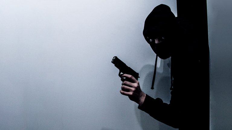 Un bărbat cu cagulă a încercat să jefuiască o casă de amanet din Capitală Un bărbat cu cagulă a încercat să jefuiască o casă de amanet din Capitală