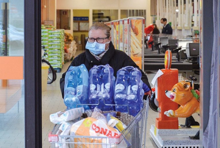 Jumătate dintre români își reduc cheltuielile, 82% se spală mai des pe mâini-studiu