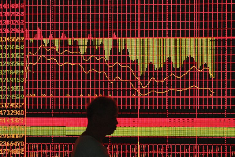 Dobânzile, „cu susu-n jos”. Cum ne afectează?