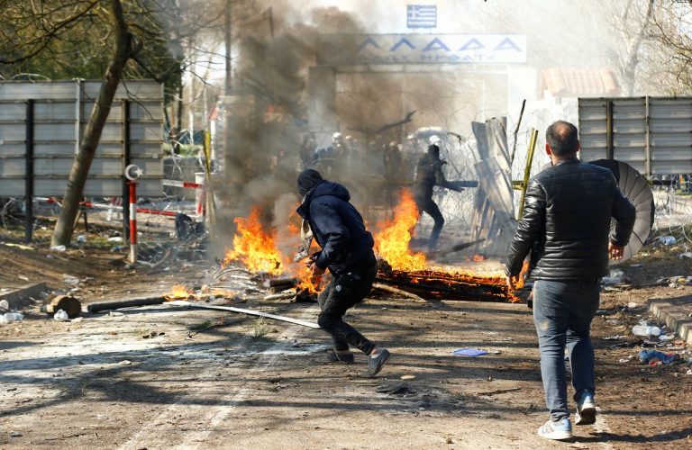 VIDEO Poliţia greacă a folosit gaze lacrimogene împotriva migranţilor la frontiera cu Turcia
