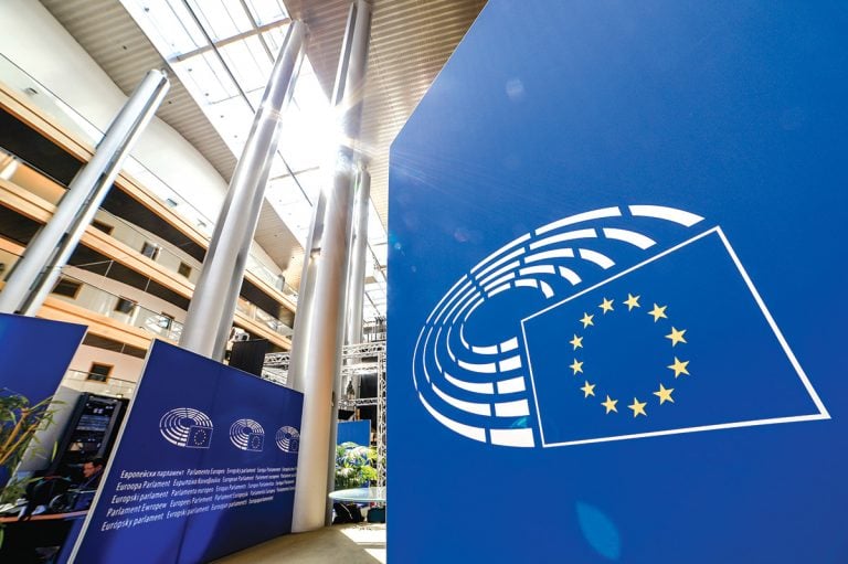 Când te întinzi mult mai mult decât îți este plapuma