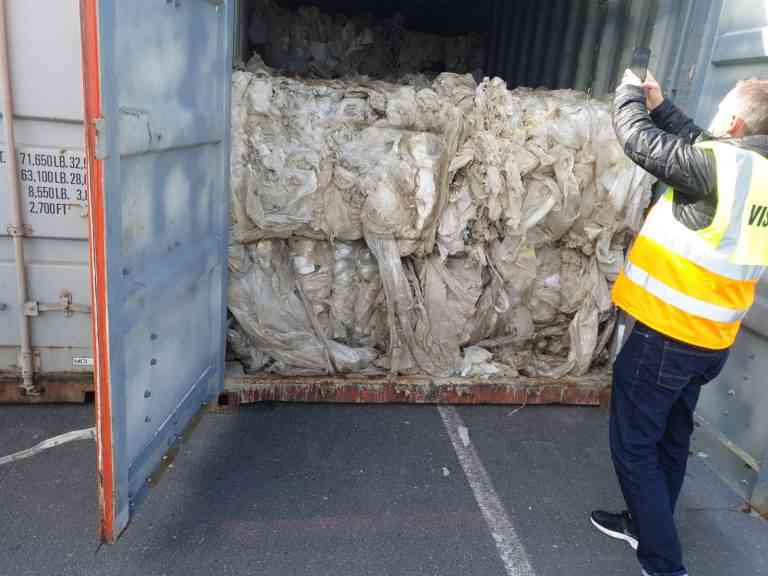 Alte șapte containere cu gunoaie din Marea Britanie au fost găsite în portul Constanța Alte șapte containere cu gunoaie din Marea Britanie au fost găsite în portul Constanța