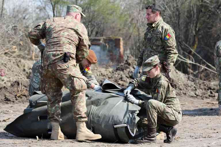VIDEO Militarii români arată cetățenilor cum să se protejeze de coronavirus VIDEO Militarii români arată cetățenilor cum să se protejeze de coronavirus