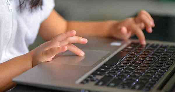 Ministerul Educației începe proiectul NaradiX, o oră online pentru adolescenți