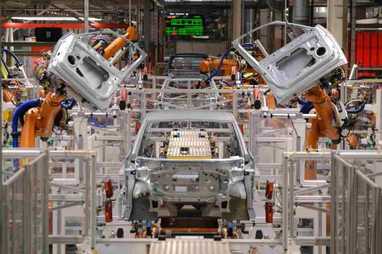 FMI: Economia României va scădea cu 5% în acest an