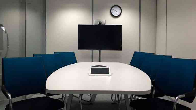 Iohannis se consultă cu partidele prin teleconferință