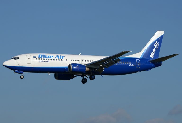 Un avion Blue Air a adus în țară 13 tone de materiale medicale din China