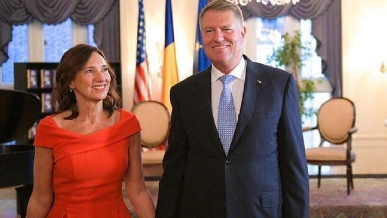 Iohannis: De Paști voi fi doar eu cu soția mea, Carmen