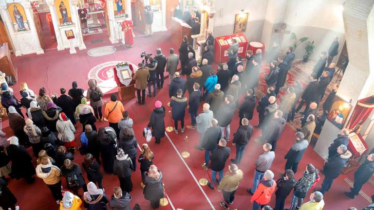 Iași: Dosar penal după ce zeci de persoane s-au adunat la biserică