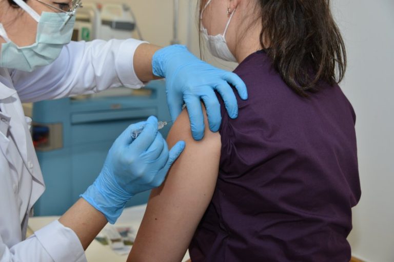 Jocul vaccinurilor: dozele insuficiente au întârziat vaccinarea COVID-19 în România