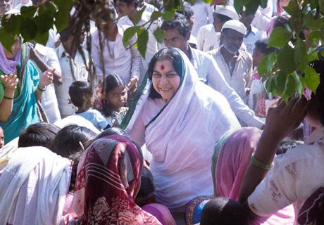 shri-mataji-meeting-with-village-people-in-india-2