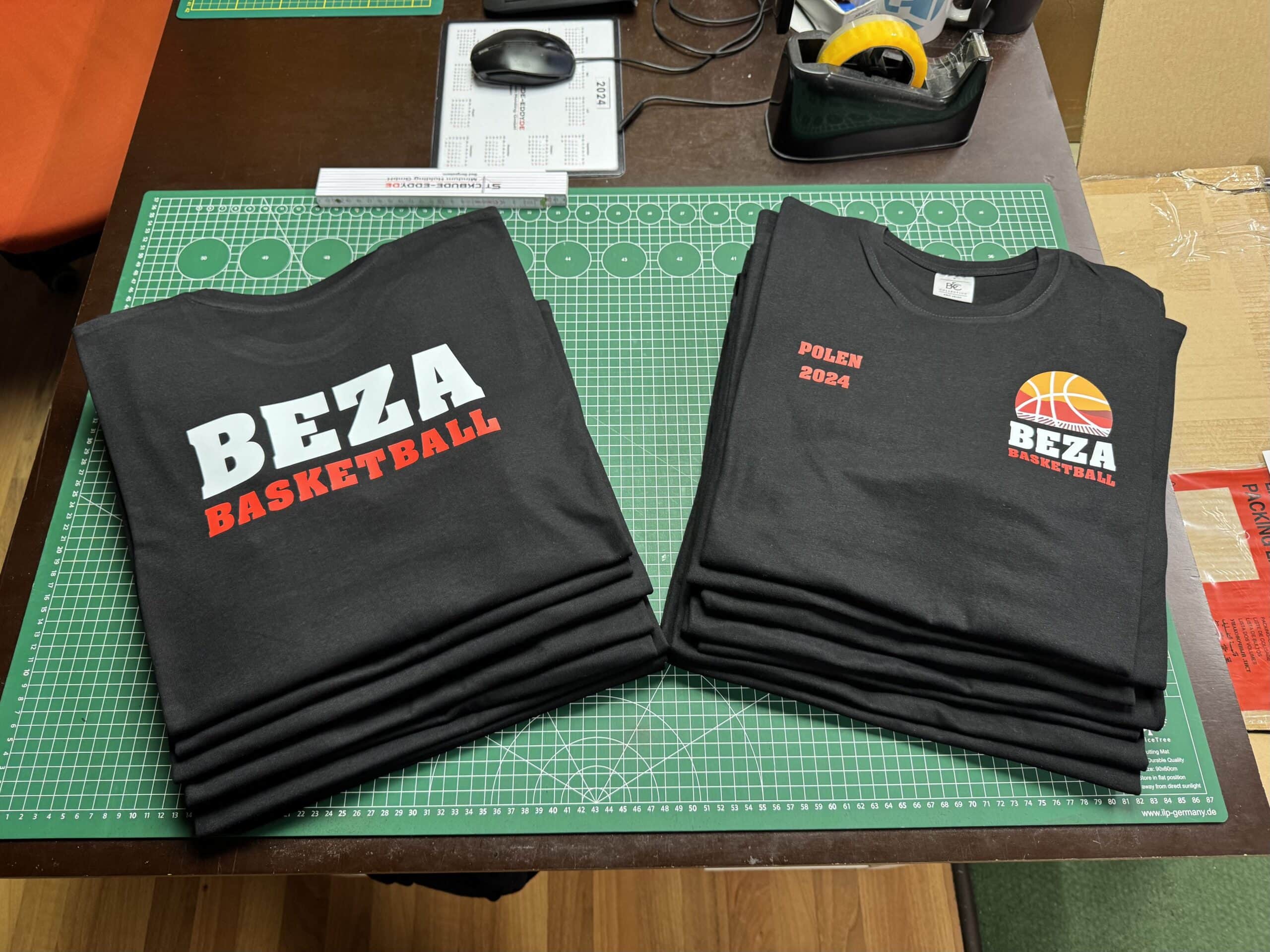 Das Bild zeigt eine Fußballmannschaft mit individualisierter Vereinsbekleidung