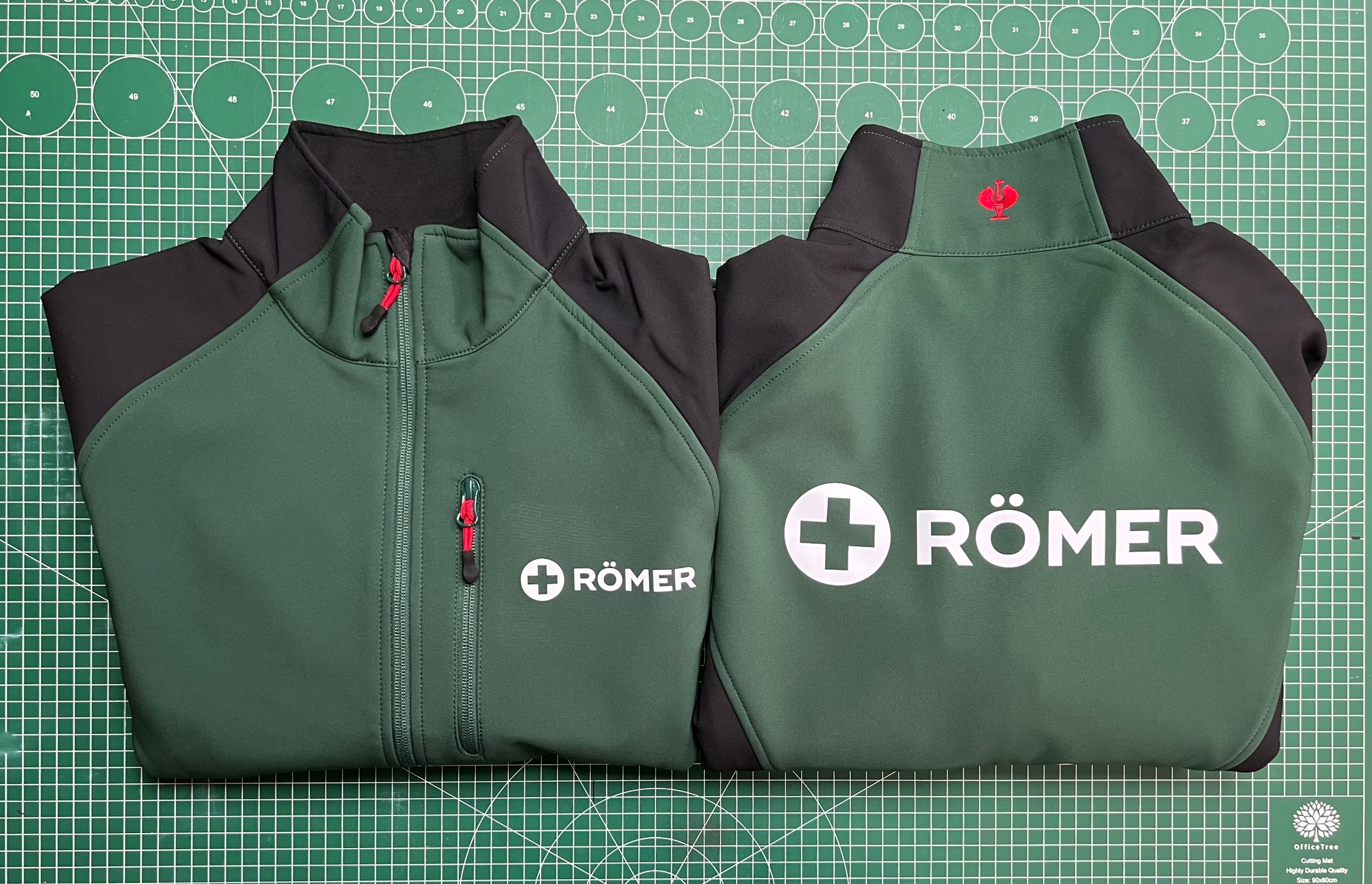 Das Bild zeigt eine wasserfeste Softshelljacke mit Bedruckung