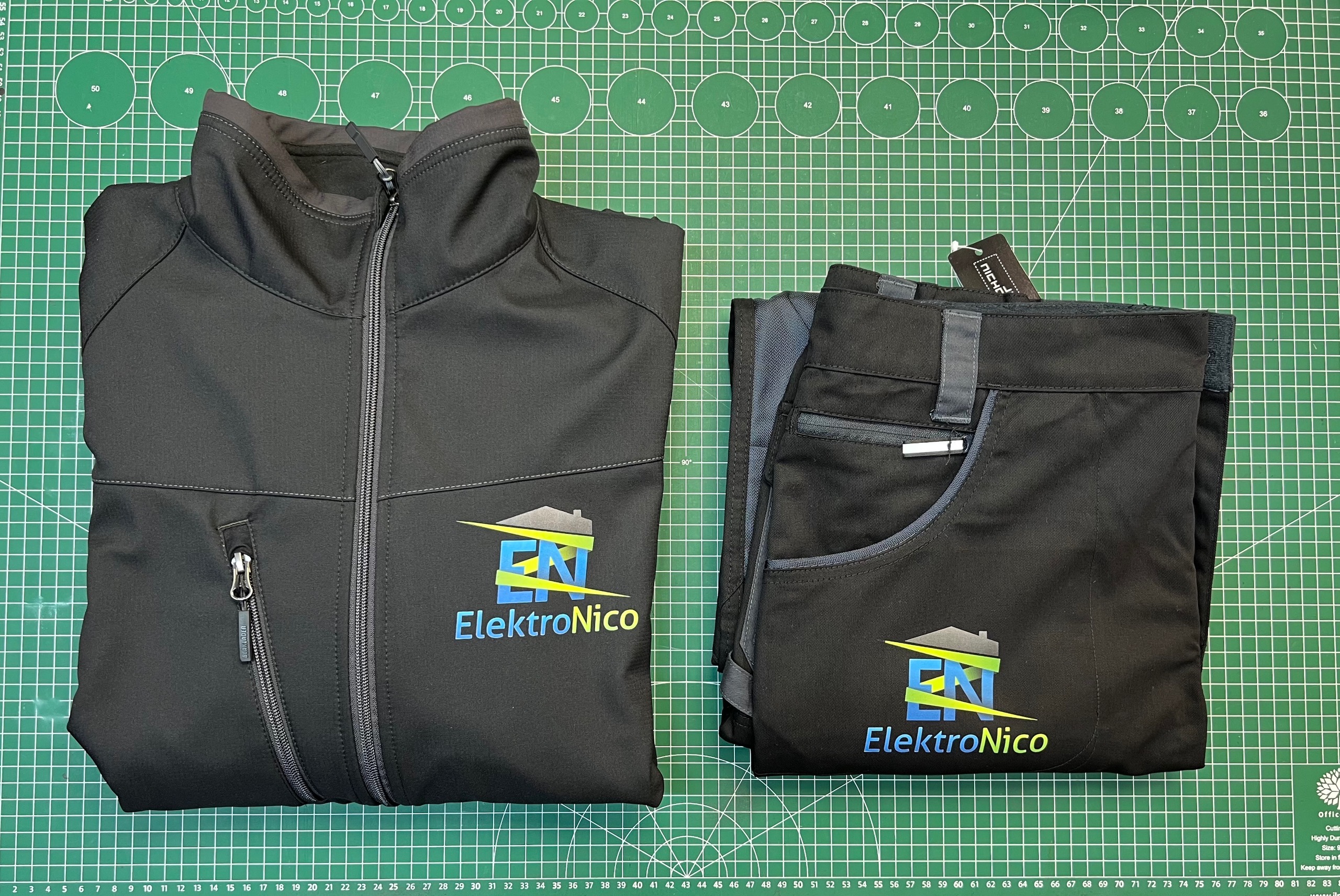 Das Bild zeigt moderne, ISO-Zertifizierte Arbeitsbekleidung