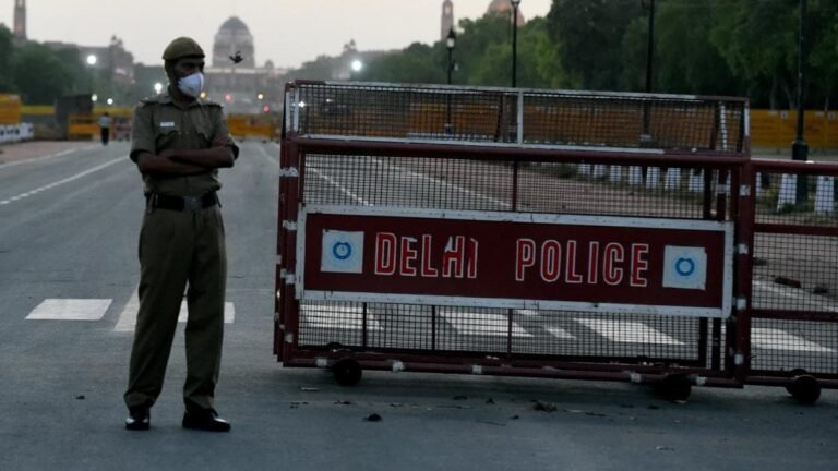 Delhi goes under lockdown from 10 PM till next Monday, Covid situation “Critical” Delhi goes under lockdown from 10 PM till next Monday, Covid situation “Critical”