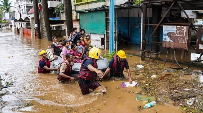 138 dead in Maharashtra floods; 90,000 shifted 138 dead in Maharashtra floods; 90,000 shifted