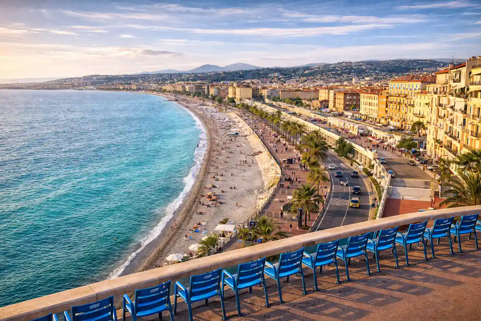 Promenade des Anglais à Nice vue aérienne avec chaises bleues