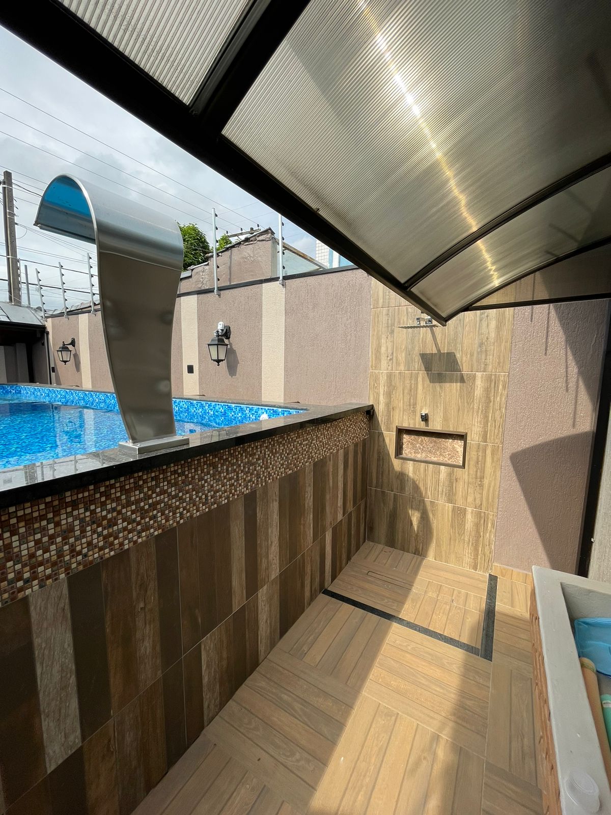 Casa Grande Térrea de 300m² – Área Útil de 212 M²- Piscina Suspensa – Alarme – Cerca Eletrica Industrial – Câmeras SpeedDome – Reformada – Pintura Nova