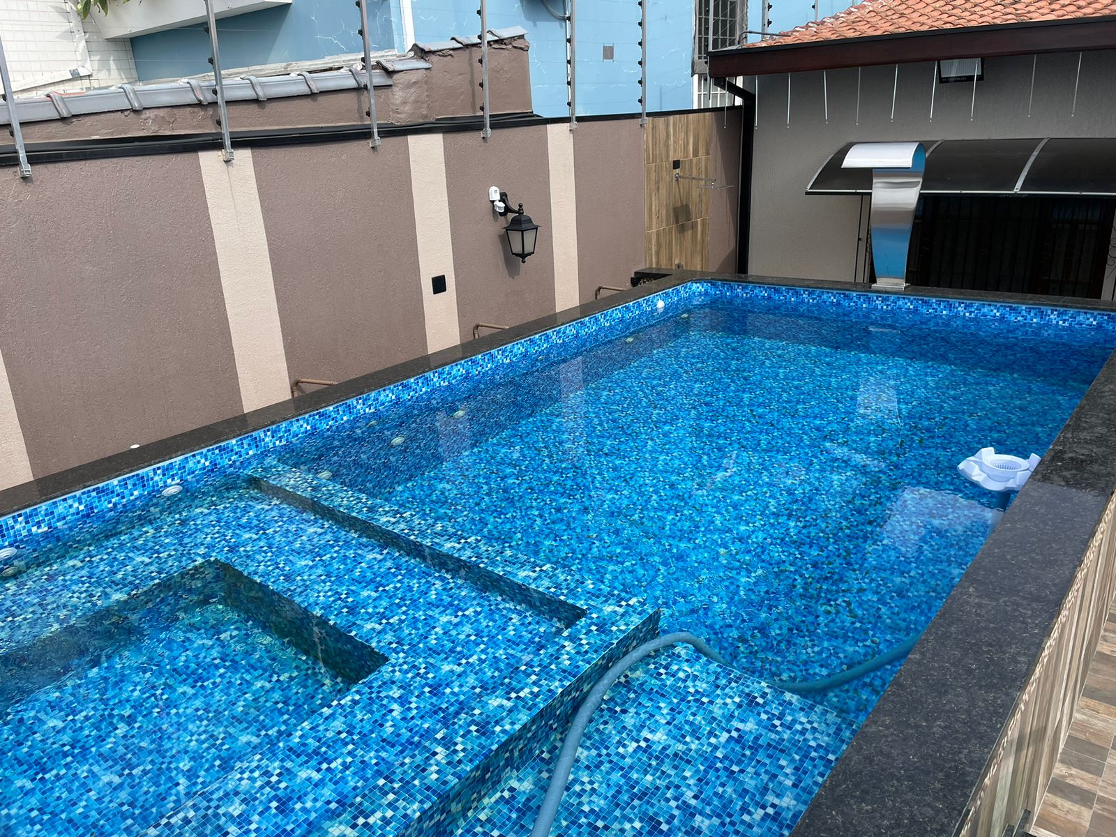 Casa Grande Térrea de 300m² – Área Útil de 212 M²- Piscina Suspensa – Alarme – Cerca Eletrica Industrial – Câmeras SpeedDome – Reformada – Pintura Nova