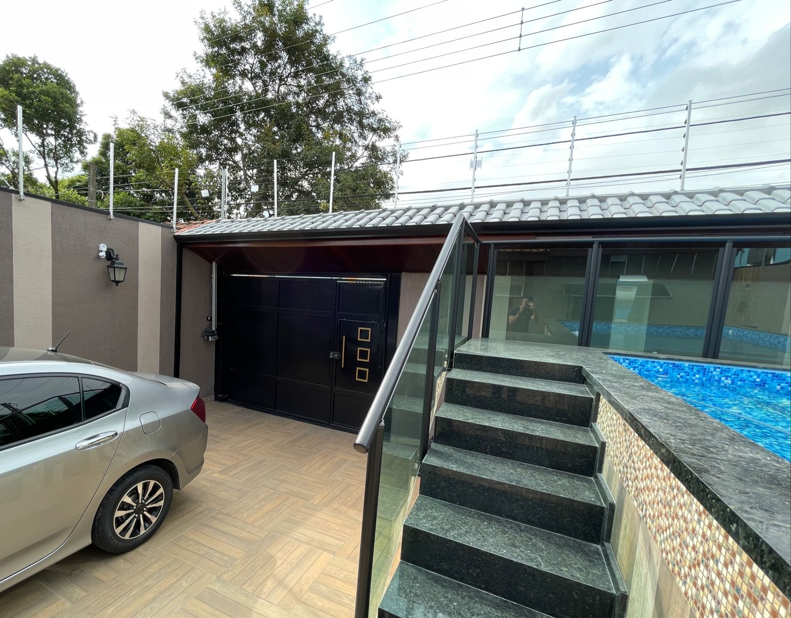Casa Grande Térrea de 300m² – Área Útil de 212 M²- Piscina Suspensa – Alarme – Cerca Eletrica Industrial – Câmeras SpeedDome – Reformada – Pintura Nova