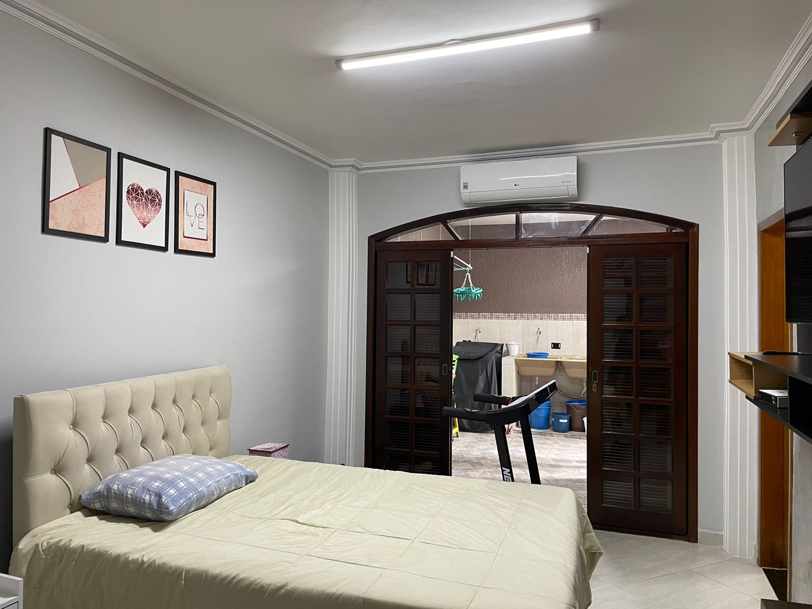 Casa Grande Térrea de 300m² – Área Útil de 212 M²- Piscina Suspensa – Alarme – Cerca Eletrica Industrial – Câmeras SpeedDome – Reformada – Pintura Nova