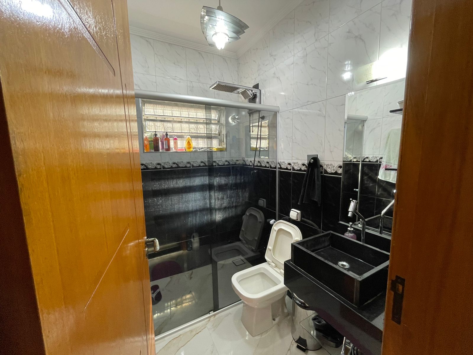 Casa Grande Térrea de 300m² – Área Útil de 212 M²- Piscina Suspensa – Alarme – Cerca Eletrica Industrial – Câmeras SpeedDome – Reformada – Pintura Nova