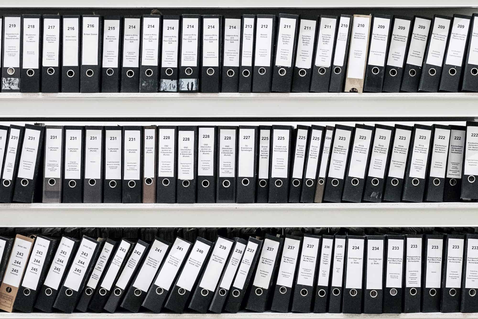 Schrank mit analoger Personalakte