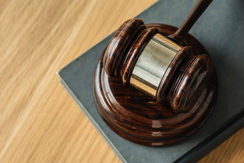 Der Hammer eines Richters liegt für eine Beurteilung auf einem Tisch