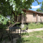 Cabane avec table extérieure