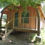 Cabane en bois dans la campagne