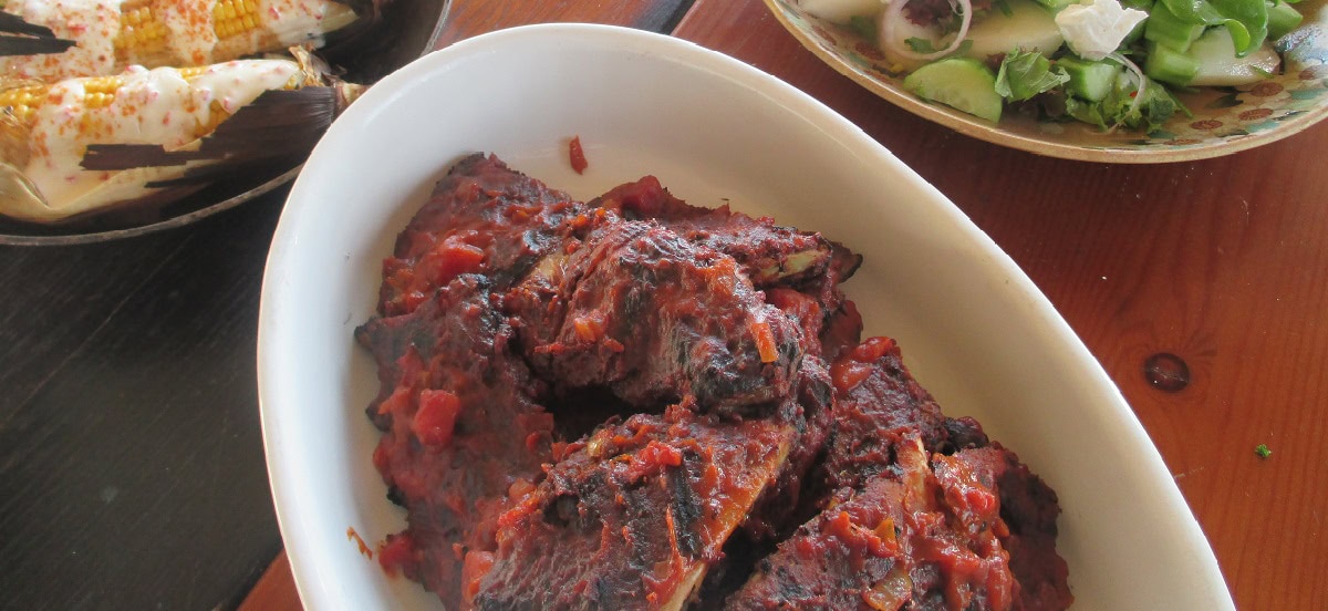 Þurrkrydduð svínarif með heimalagaðri möndlusmjörs bbq sósu