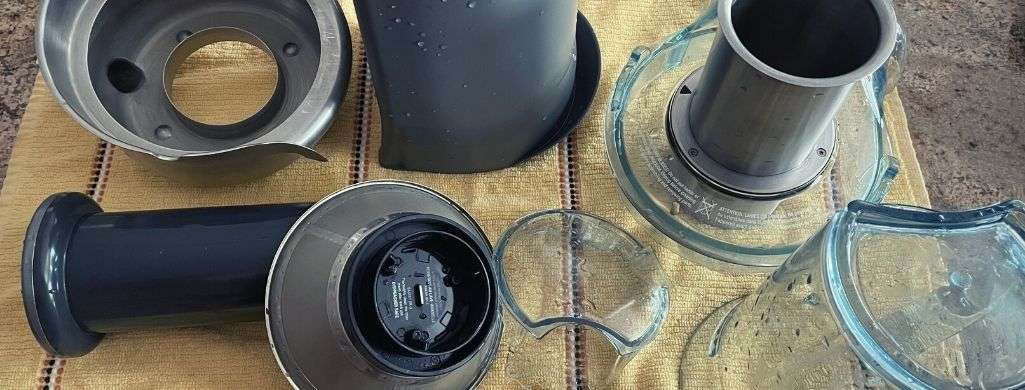 It takes less than 3 minutes to fully clean this juicer