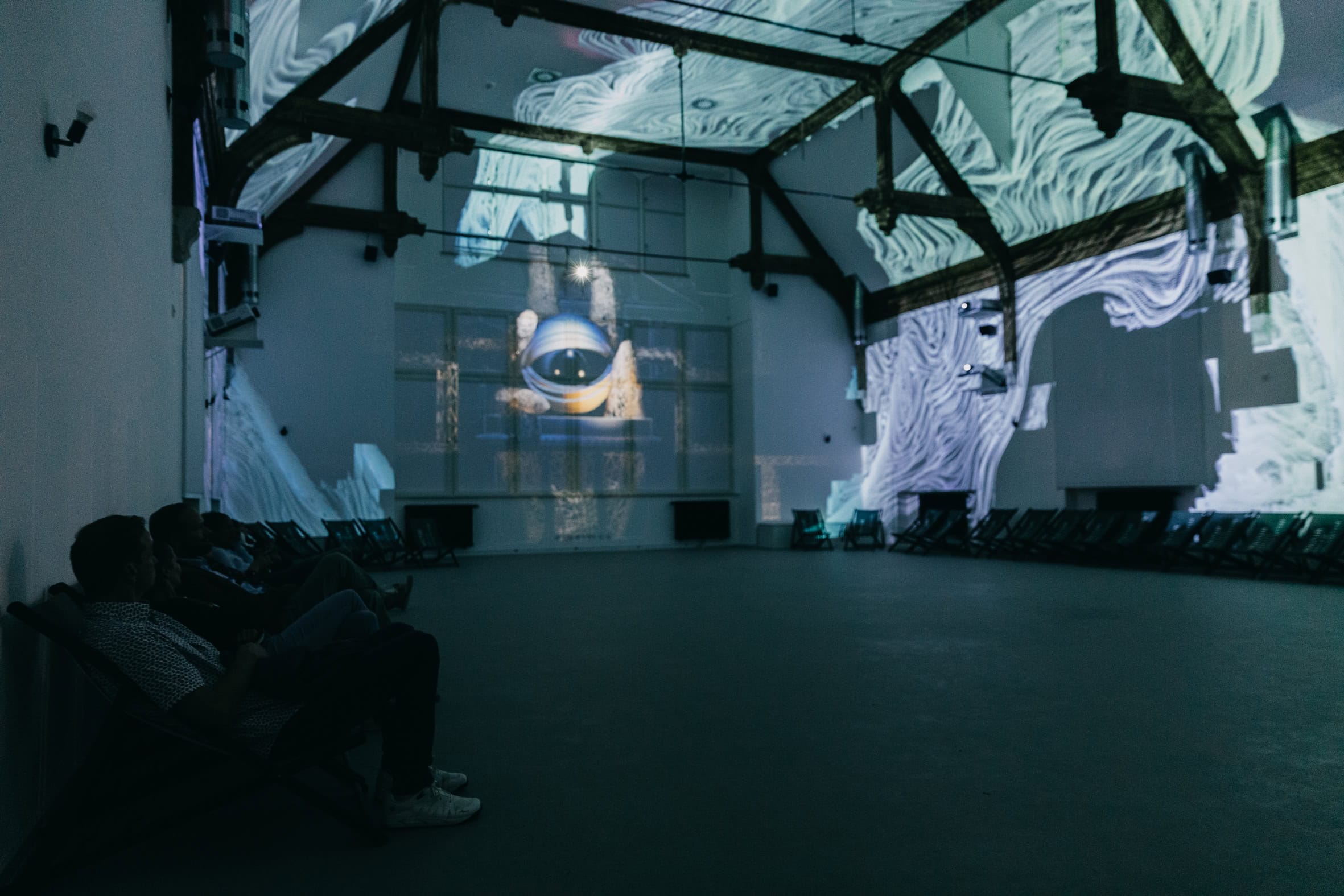 NEBULA: Eintauchen in Medienkunst im ehemaligen Badehaus in Beelitz-Heilstätten