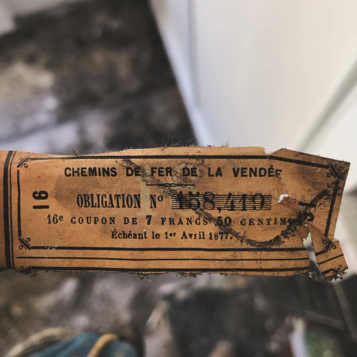 Lors de travaux de rénovation dans un immeuble parisien, nous avons dû déposer l’ensemble d’un parquet ancien. Nous avons alors découvert entre deux lambourdes un morceau de papier nous permettant de dater le parquet : une obligation des chemins de fer de la Vendée datant de 1877 ! 📜✨ Ce document financier, portant le numéro 158419, représente un morceau d’histoire ferroviaire et économique. Il s’agit d’un coupon de 7 francs 50 centimes, échéant le 1er avril 1877. En tenant compte de l’inflation, cela équivaut à environ 30 euros aujourd’hui.
Les coupons attachés à ces obligations permettaient aux détenteurs de recevoir des paiements d’intérêts réguliers. Chaque coupon pouvait être détaché et présenté pour encaisser le montant indiqué, en l’occurrence 7 francs 50 centimes pour ce 16ème coupon. Cela offrait une source de revenu stable aux investisseurs sans qu’ils aient à vendre l’obligation elle-même.
L’émission de ces obligations servait à lever des fonds pour financer les projets de chemin de fer. #Histoire #Découverte #Patrimoine #CheminsDeFer #Paris #Rénovation #Numismatique #Parqueteur
@hmesclattier
