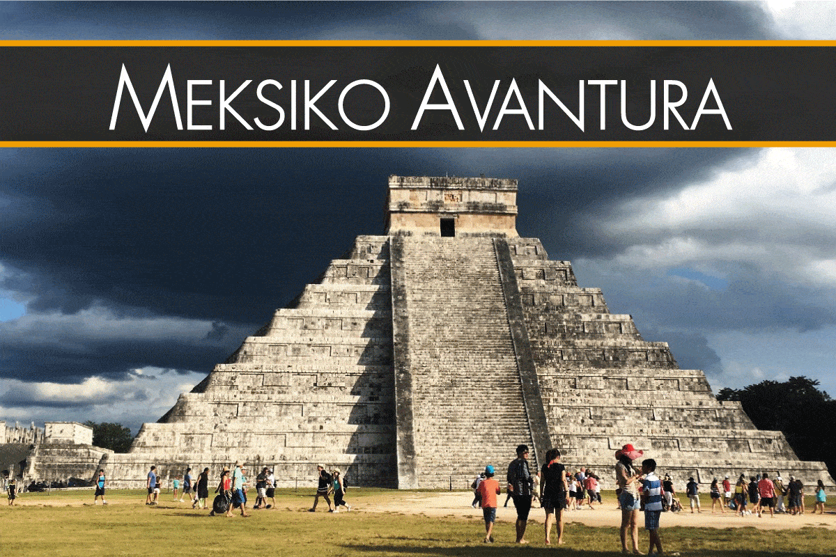 Stepenasta piramida sa turistima okupljenim ispred nje pod olujnim nebom