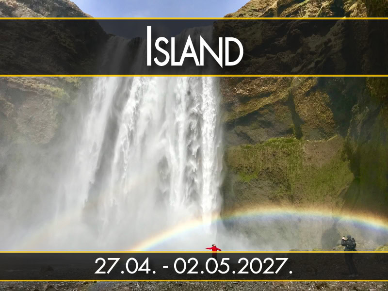 Island, polazak 27.04. - 02.05.2027.: Skogafoss sa dvostrukom dugom i figurom u crvenom, upecatljiv prizor, jasan motiv