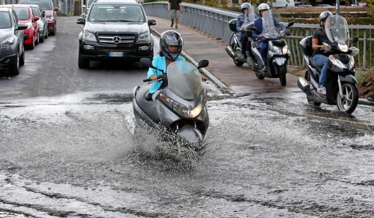 Temporali a Roma : con la pioggia metro bloccate e allagamenti in via dei Fori Imperiali
