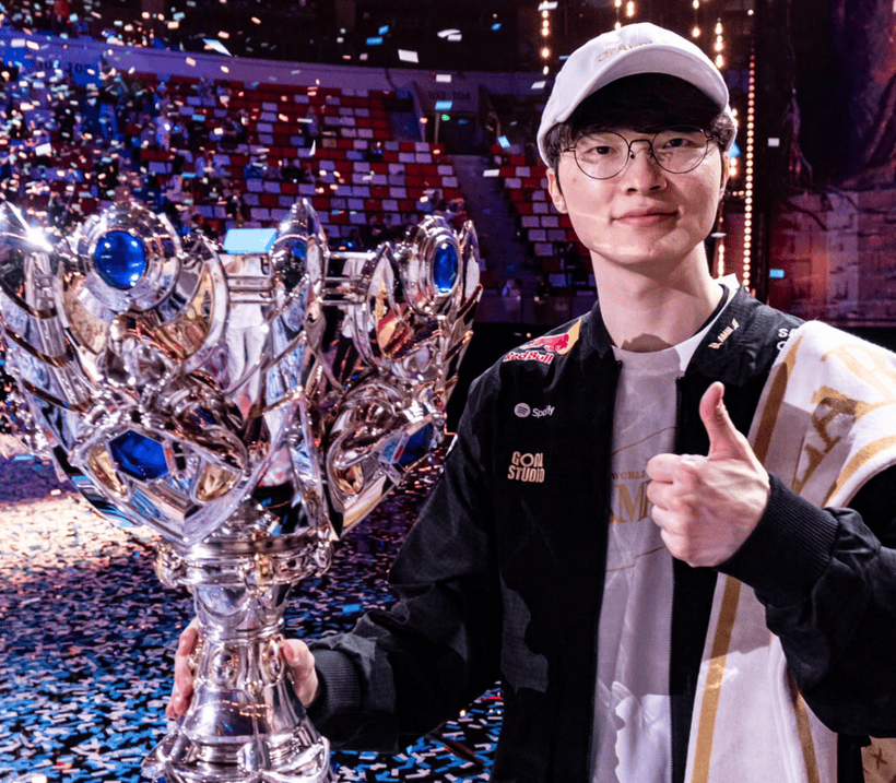 E-urheilun historiankirjat saivat viikonloppuna uuden luvun, kun eteläkorealainen jättiläinen T1 kirjoitti itsensä ikuisesti League of Legendsin (LoL) legendaksi. Joukkue, jonka kirkkain tähti on Faker, sinetöi historiallisen kolmannen peräkkäisen Maailmanmestaruutensa (Worlds) Kiinan Chengdussa, kaataen maanmiehensä KT Rolstersin jännittävässä finaalisarjassa. Tämä voitto, joka venyi viiden pelin trilleriksi, ei ollut vain mestaruus, vaan se oli osoitus dominanssista ja sinnikkyydestä, jota e-urheilun korkeimmalla tasolla harvoin nähdään.