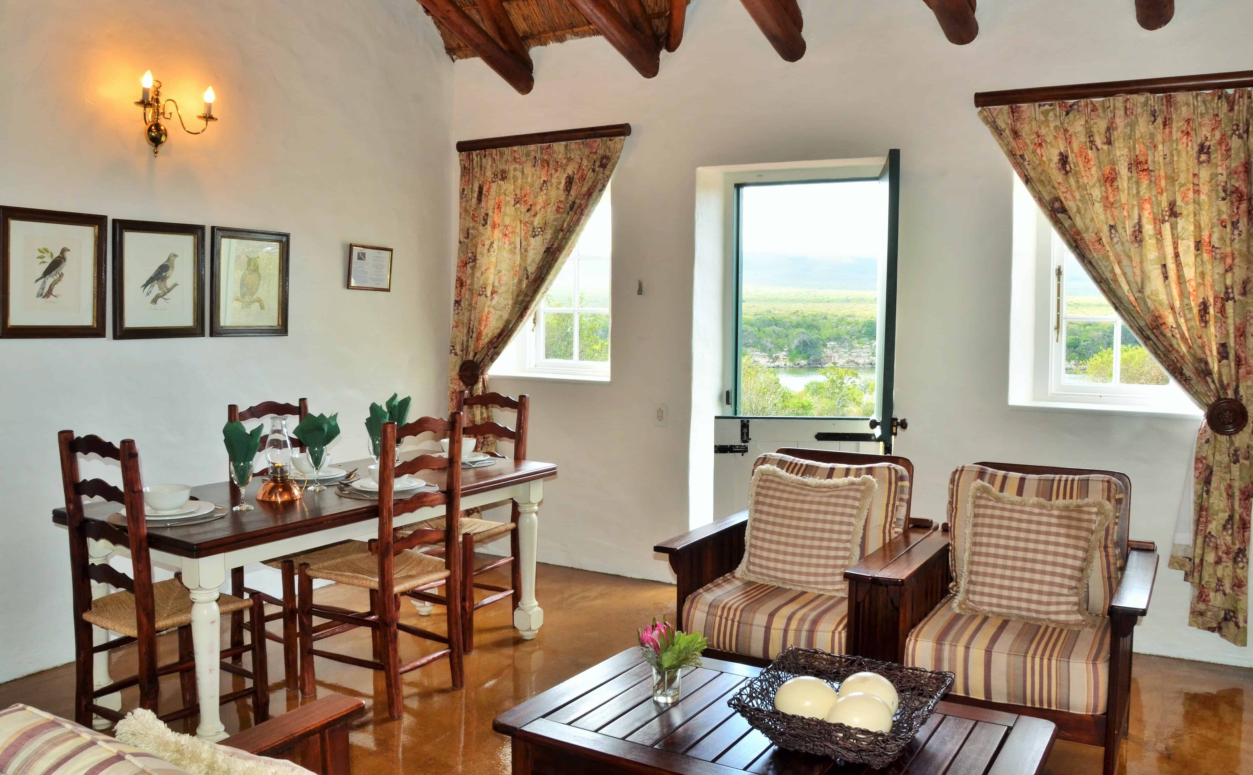 Accommodation-Vlei-Cottage-Lounge-dining