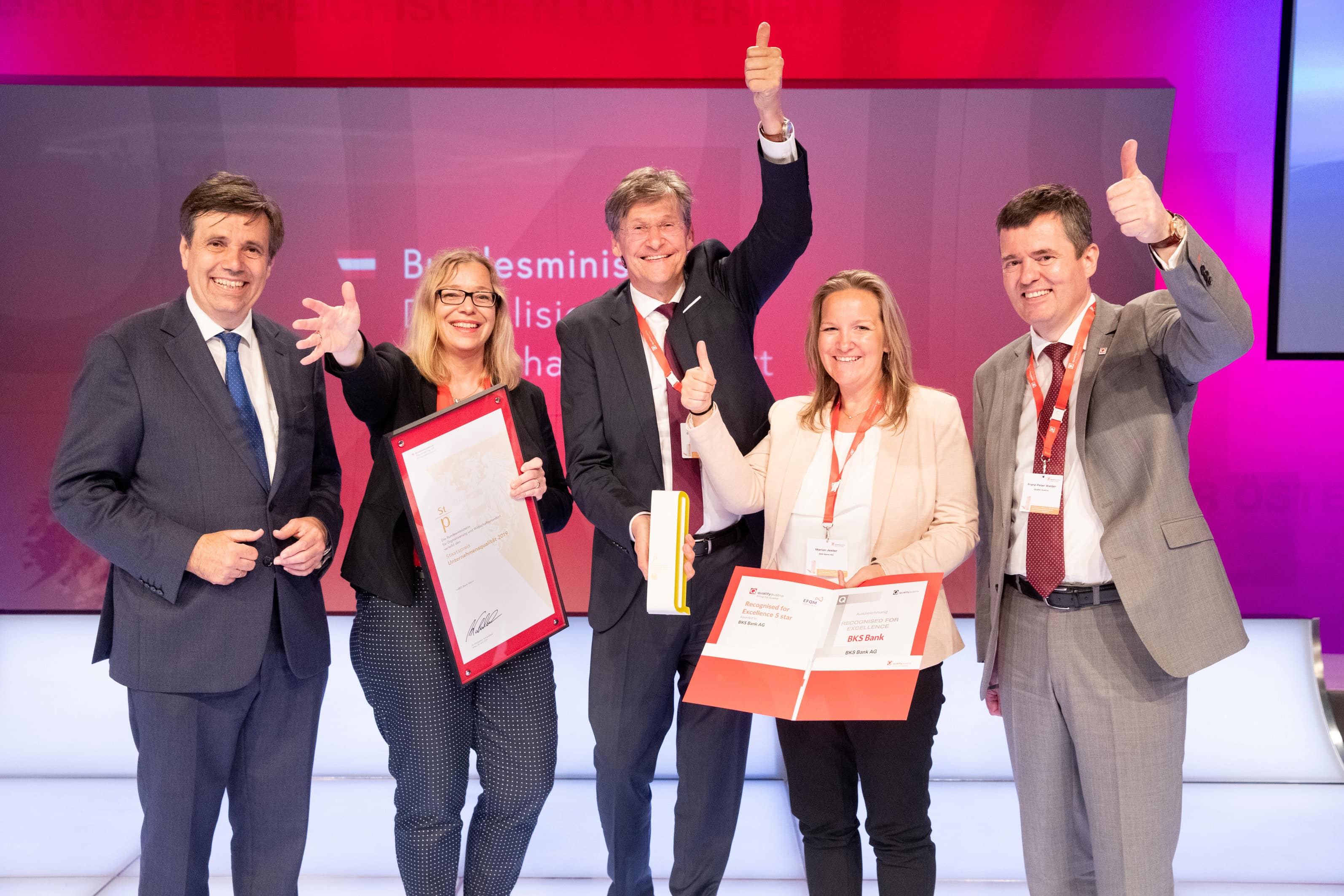 qualityaustria Winners Conference und Verleihung Staatspreis Unternehmensqualitaet (c) www.annarauchenberger.com / Anna Rauchenberger - Wien, Austria - 05.06.2019 - qualityaustria Winners Conference und Verleihung Staatspreis Unternehmensqualitaet. FOTO: Matthias Tschirf, Sektionschef, Bundesministerium für Digitalisierung und Wirtschaftsstandort (L) und Gerhard Speckbacher – Sprecher der Jury (R) verleihen den Staatspreis Unternehmensqualitaet an BKS Bank AG