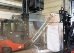 Foto: Geschreddertes Wärmedämmverbundsystems (WDVS) als Ausgansmaterial für Sortierversuche © Fraunhofer Austria