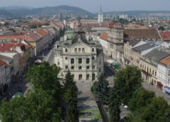 Foto: Kosice, State Theatre and Main Street - Copyright: Maros M r a z
