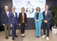 Foto: Philipp Bodzenta, Robert Nagele (Trägerverein Einwegpfand), BM Leonore Gewessler, Monika Fiala, Simon Part (Recycling Pfand Österreich) © Recycling Pfand Österreich / Martin Steiger