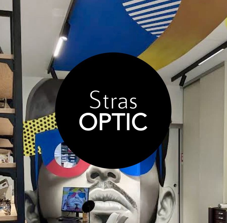Fresque murale de l'opticien Stras Optic à Strasbourg : portrait à lunettes rouges et bleues – Urban Art Déco