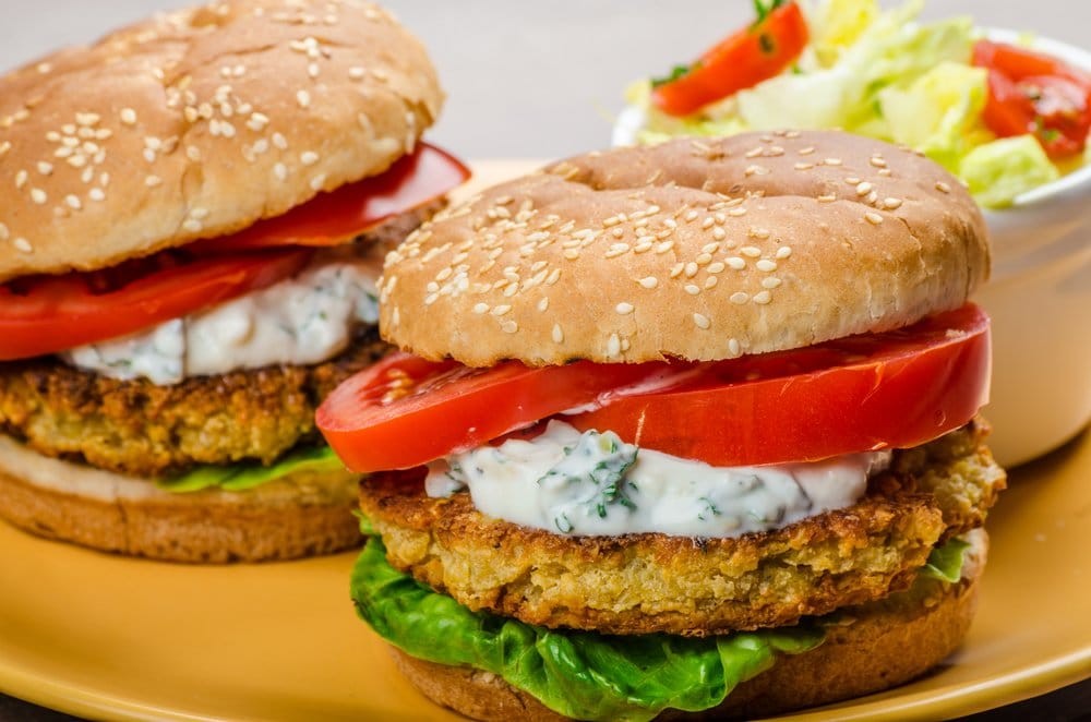 hamburguer de grao de bico e molho tahini hamburguer de grao de bico e molho tahini